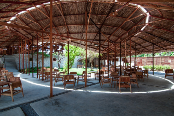 Cafe modern dan mewah dengan sentuhan kayu alami